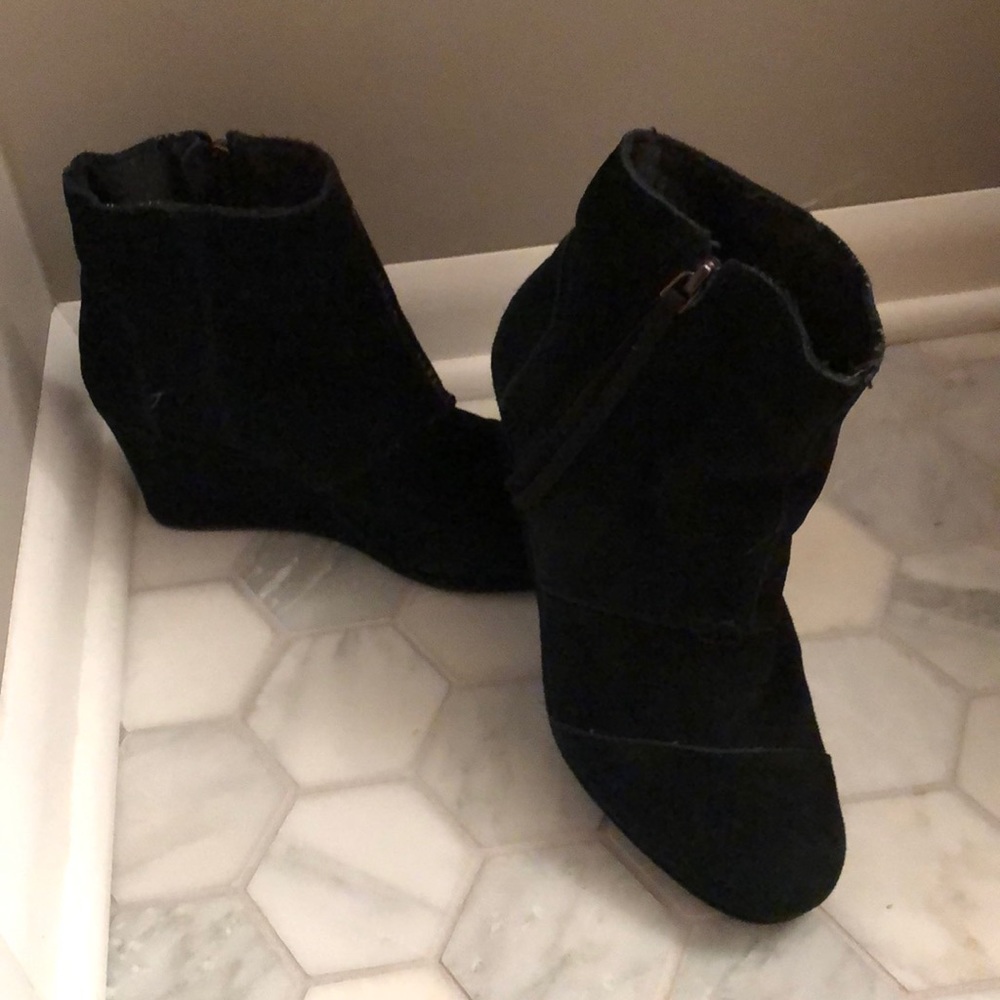 Tom black wedges